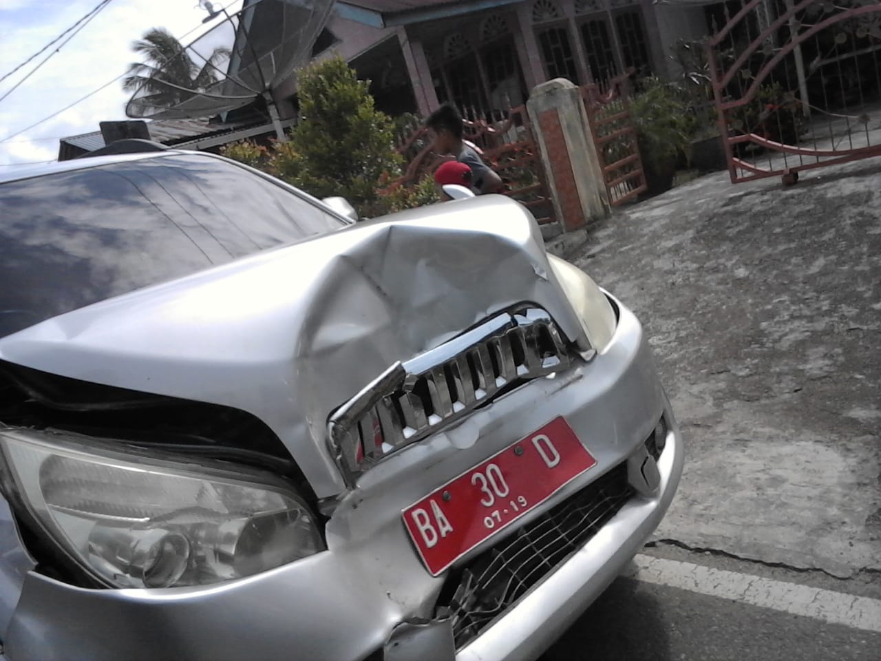 Salah satu mobil yang ringsek akibat tabrakan beruntun rombongan Bupati Pasaman